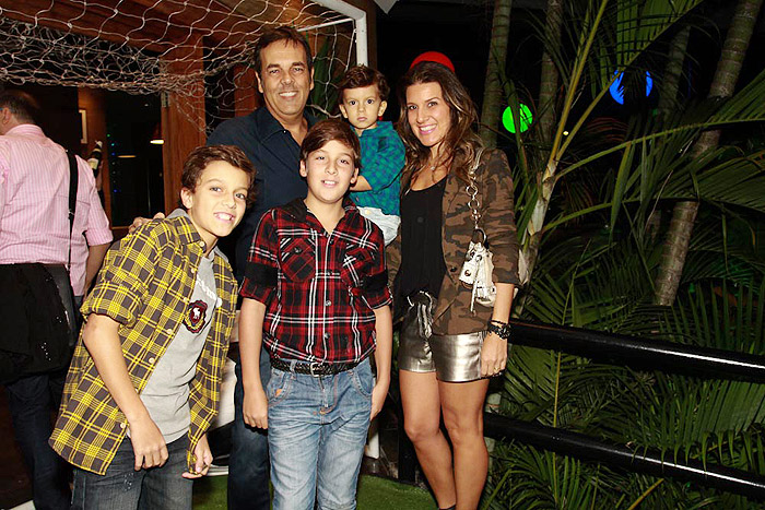 Marcos Camargo e a família no aniversário de Celso Russomano