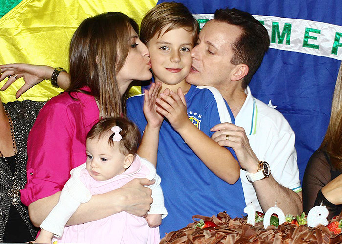 Celso Russomano beija o filho na hora do parabéns