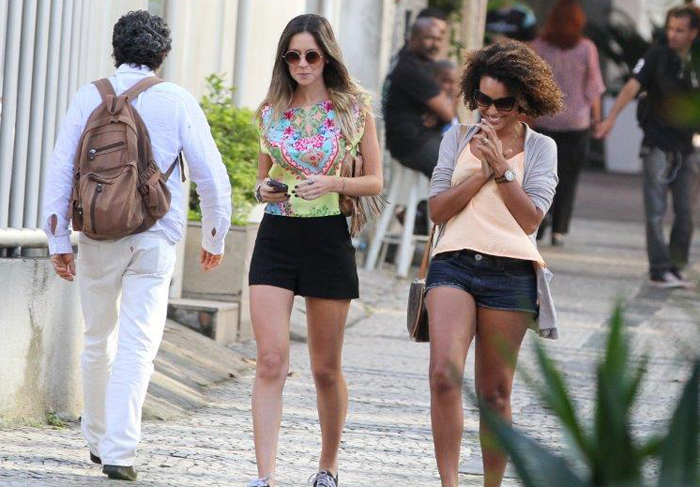 Sheron Menezes passeia com amiga pela orla carioca