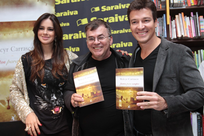 Thammy Miranda prestigia lançamento de livro de Walcyr Carrasco