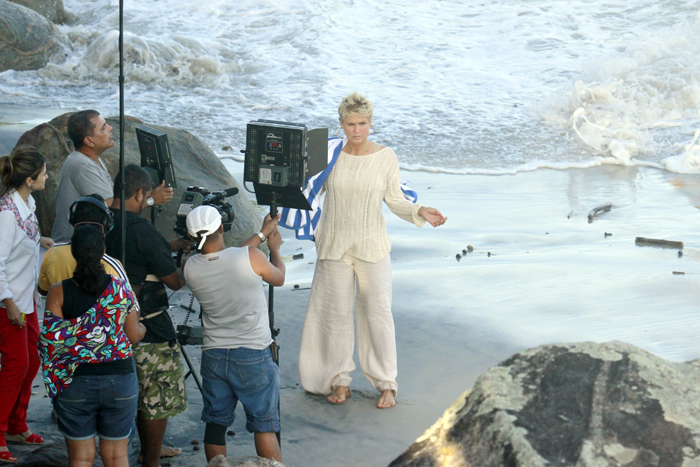 Xuxa grava programa em praia com o seu cachorrinho