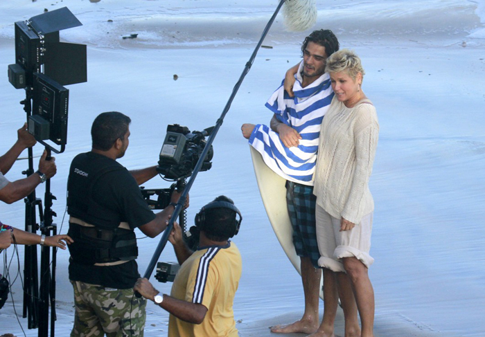 Xuxa grava programa em praia com o seu cachorrinho