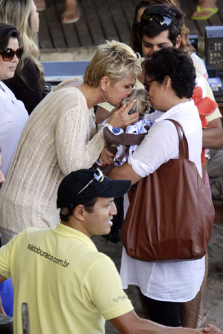 Xuxa grava programa em praia com o seu cachorrinho