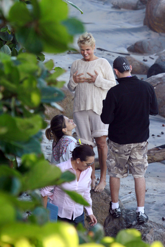 Xuxa grava programa em praia com o seu cachorrinho