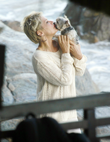 Xuxa grava programa em praia com o seu cachorrinho