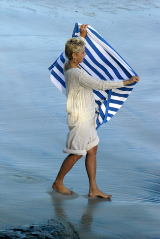 Xuxa grava programa em praia com o seu cachorrinho