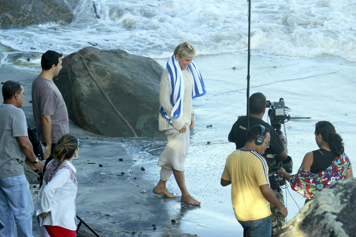 Xuxa grava programa em praia com o seu cachorrinho