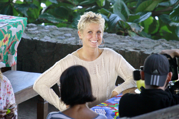 Xuxa grava programa em praia com o seu cachorrinho