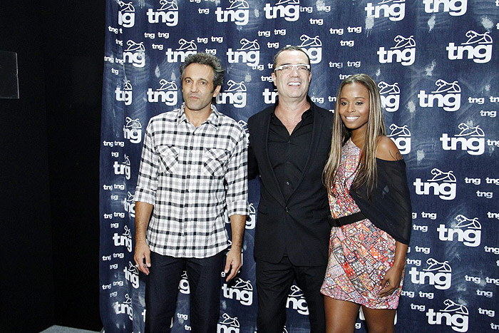 Domingos Montagner e Roberta Rodrigues com o estilista da marca TNG