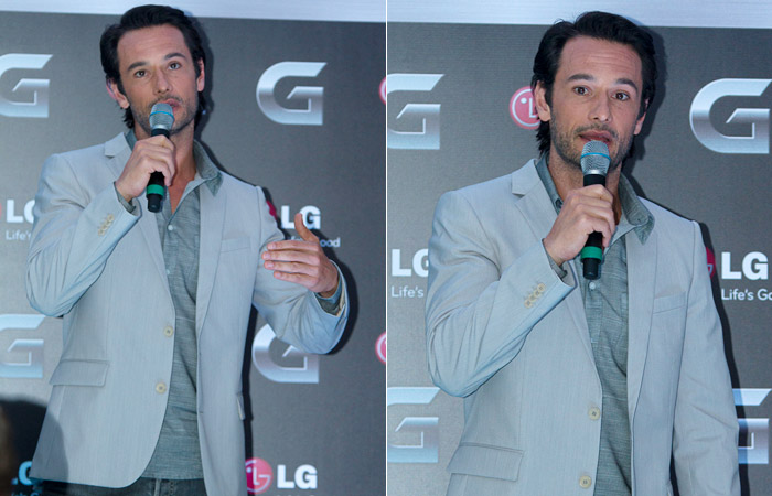 Rodrigo Santoro comanda lançamento de novo celular em SP