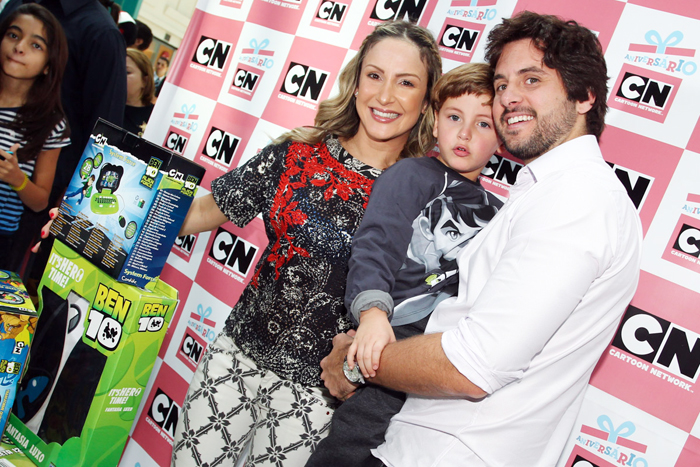 Claudia Leitte vai com o filho e o marido em festa do Cartoon Network