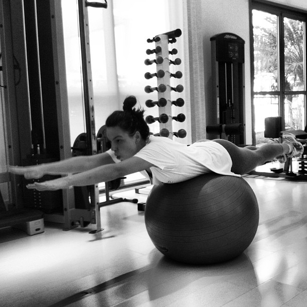 Ísis Valverde faz exercícios em cima de uma bola: “Treino Superman”