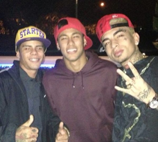 Neymar publica foto ao lado de funkeiros