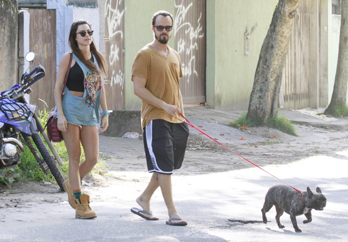 Paulo Vilhena e Thaila Ayala levam o cachorro para passear