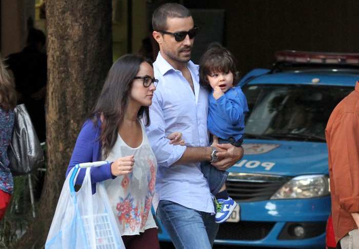 Ricardo Pereira leva filho e esposa para passeio no Leblon
