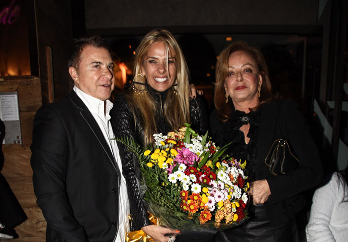 Adriane Galisteu recebe famosos em festa de aniversário