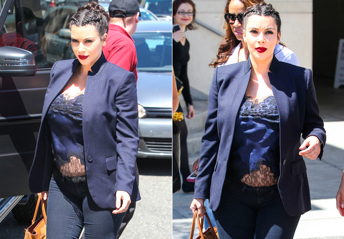 Kim Kardashian usa top rendado para mostrar o barrigão de grávida