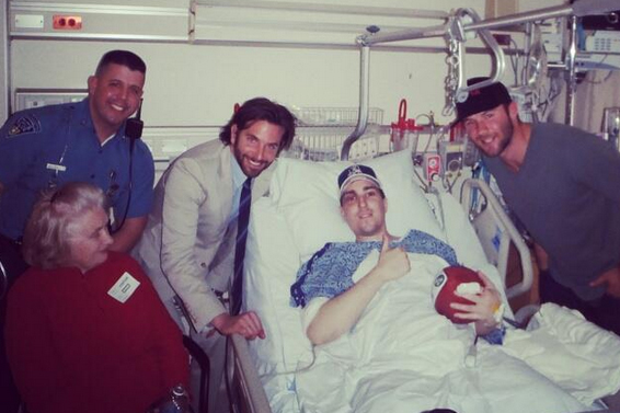 Bradley Cooper visita ferido do atentado a bomba no hospital