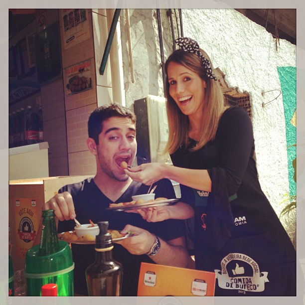 ARA FOTO PASTA INSTA Fernanda Pontes dá comida na boca de Miguel Rômulo