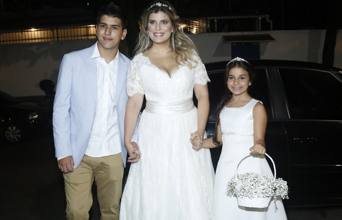 Com seus maridos, Angélica e Paola Oliveira arrasam em casamento badalado