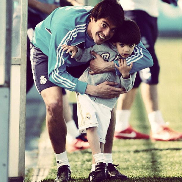 Ao lado do filho, Kaká diz: "Motivação para o treino"