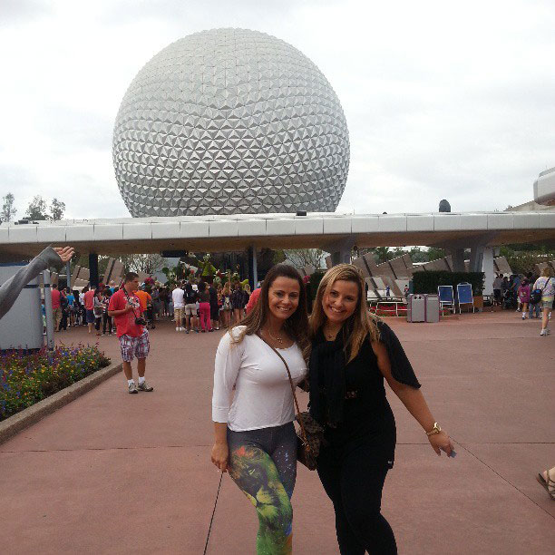 Viviane Araújo visita parque da Disney e posta foto em rede social