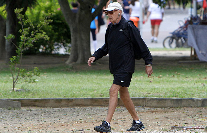 Bem disposto, Ney Latorraca caminha pela Lagoa, no Rio