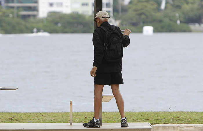 Bem disposto, Ney Latorraca caminha pela Lagoa, no Rio