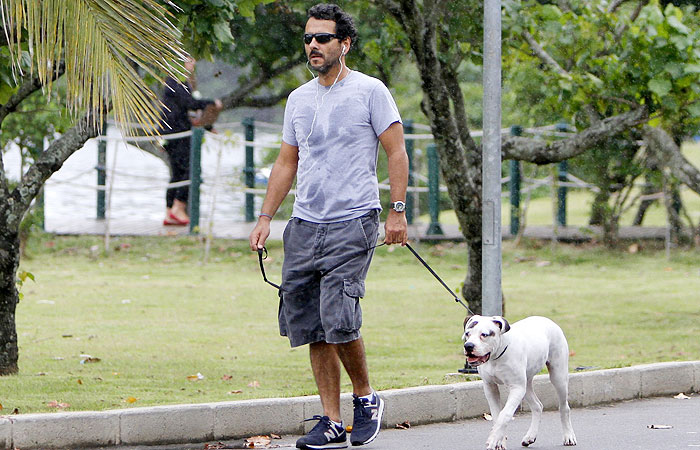 Marcos Palmeira passeia com seu cachorro pela Lagoa Rodrigo de Freitas