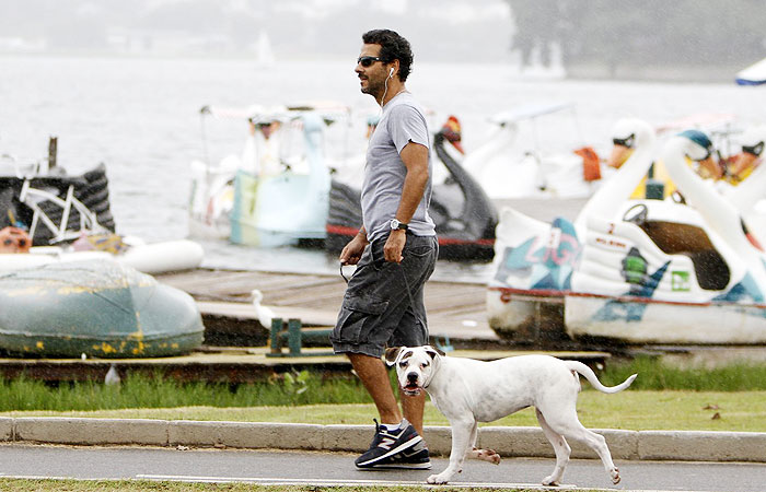 Marcos Palmeira passeia com seu cachorro pela Lagoa Rodrigo de Freitas