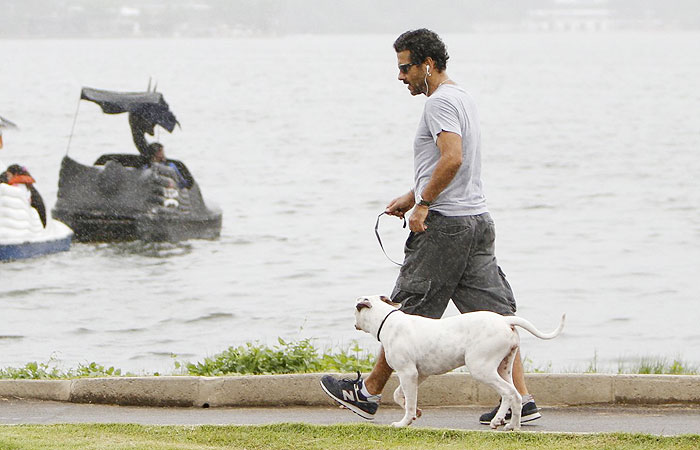 Marcos Palmeira passeia com seu cachorro pela Lagoa Rodrigo de Freitas