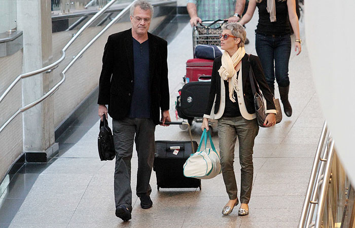 Pedro Bial e Tom Cavalcante circulam em aeroporto de São Paulo