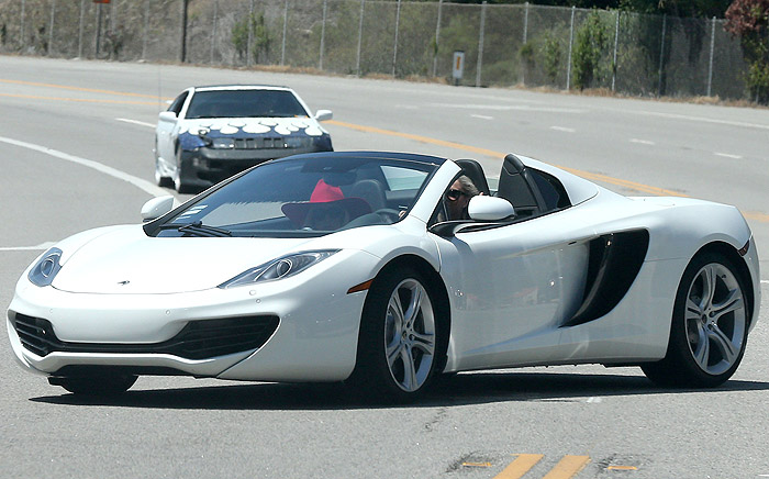 Lady Gaga circula de Lamborghini conversível por Malibu