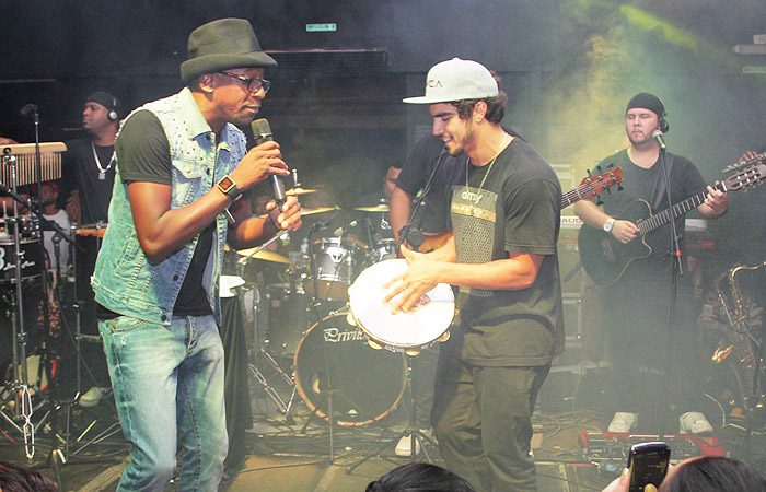 Caio Castro toca pandeiro e dá palhinha em show em SP