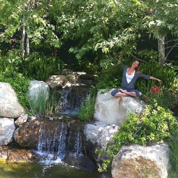 Gisele Bundchen festeja o dia da Terra em meio à natureza,