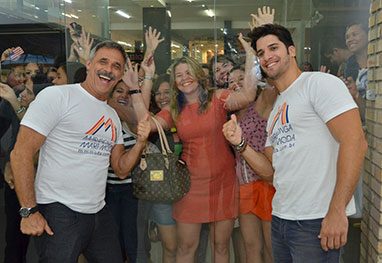 Oscar Magrini e ex-BBB Marcello Soares desfilam em evento de moda no Ceará
