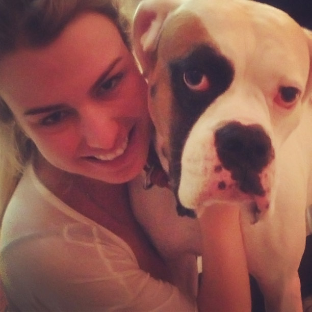 Ex-BBB Fernanda se encanta com cachorro de Giovanna Ewbank