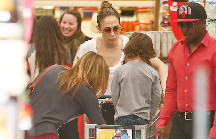 Jennifer Lopez faz compras com seus gêmeos, em Calabasas