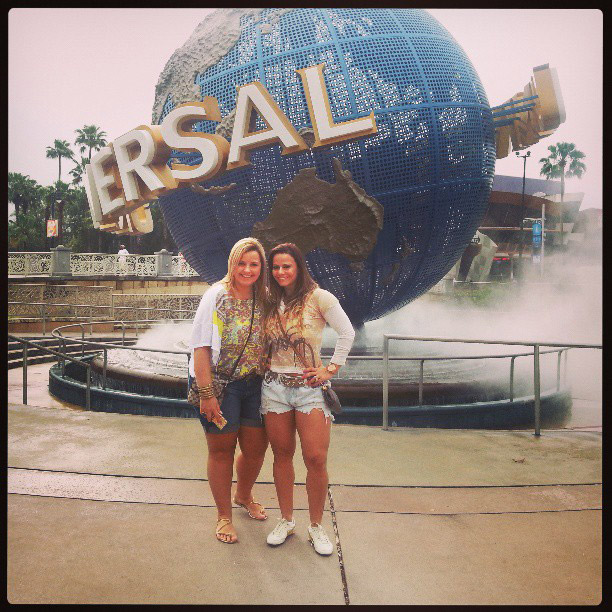 Viviane Araújo faz pose em frente ao parque Universal Studios