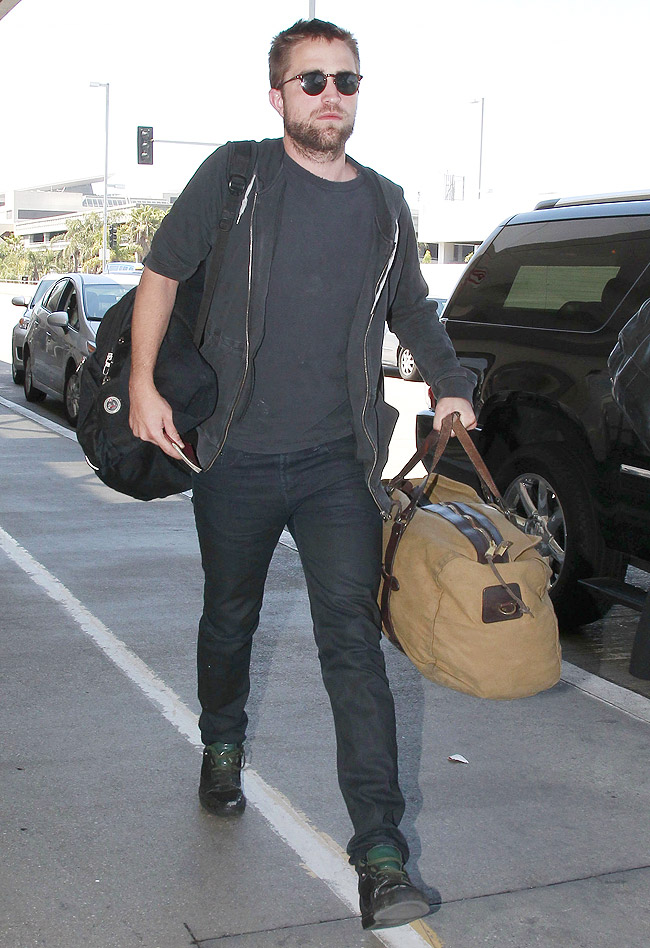 Robert Pattinson é flagrado na ala de embarque do aeroporto de Los Angeles