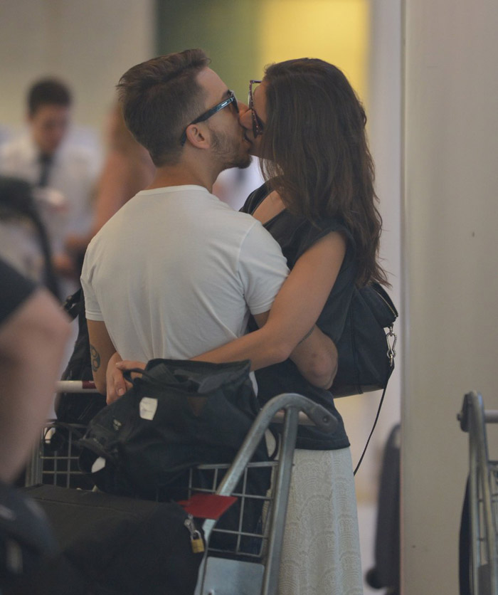 Junior Lima e a namorada em cenas de romance no aeroporto