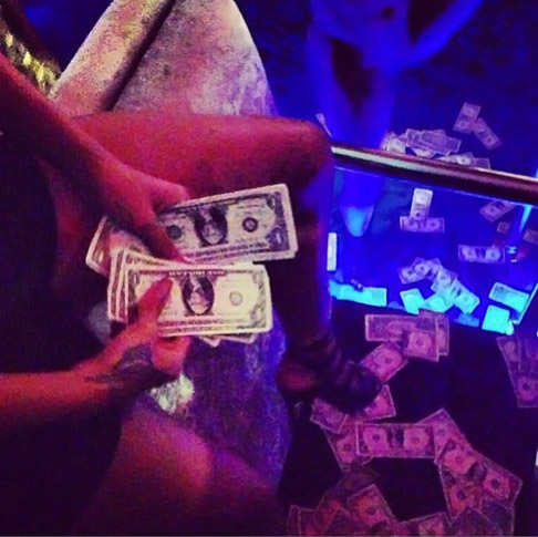 Rihanna gasta US$ 8 mil em strip club de Miami