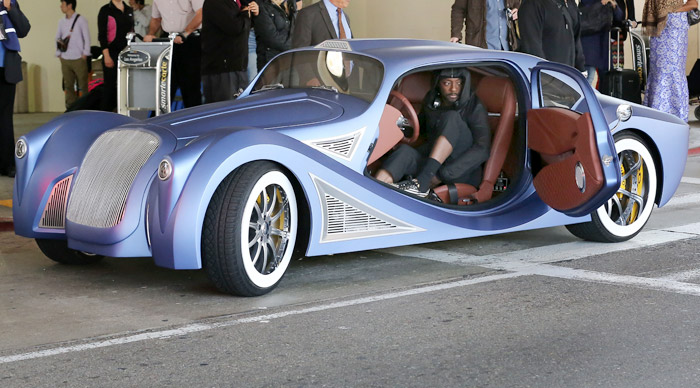 Carro de Will.i.am chama atenção em aeroporto de Los Angeles