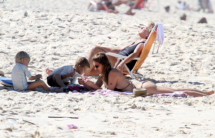 Rodrigo Hilbert e Fernanda Lima exibem seus corpos esculturais em praia do Rio