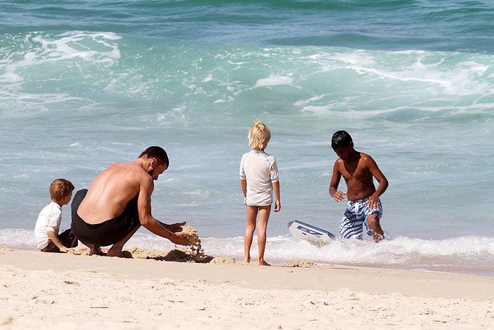 Fernanda Lima e Rodrigo Hilbert com os filhos na praia do Leblon. 