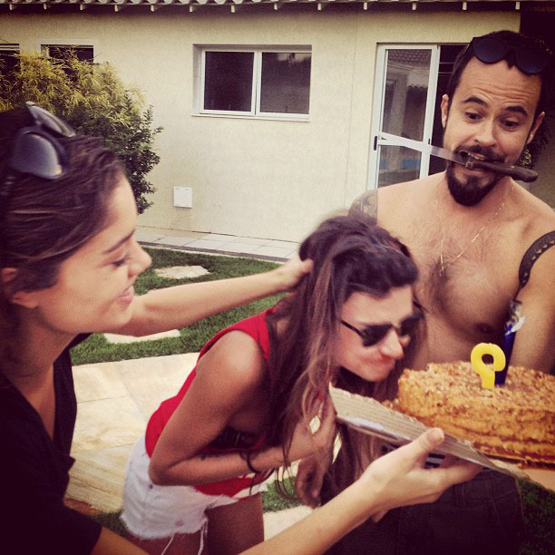 Sophie Charlotte dá torta na cara de Thaila Ayala