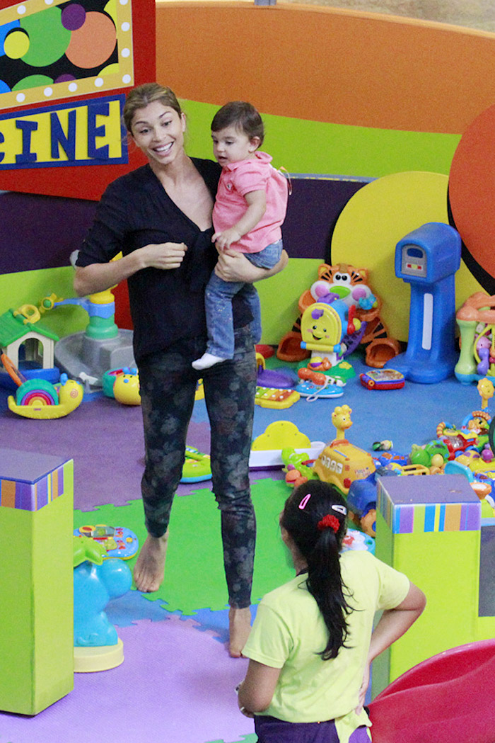 Gazi Massafera brinca com a filha Sofia no shopping