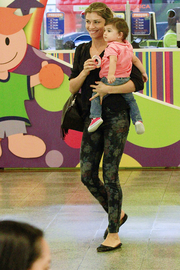 Gazi Massafera brinca com a filha Sofia no shopping