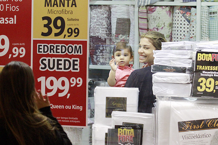 Gazi Massafera brinca com a filha Sofia no shopping