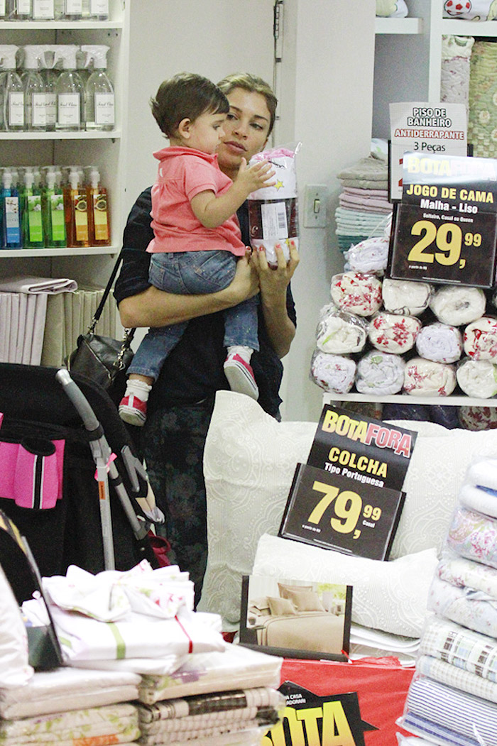 Gazi Massafera brinca com a filha Sofia no shopping